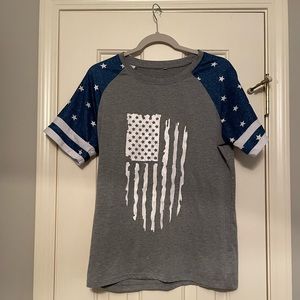 🇺🇸Navy & Grey American Flag tee never worn so many holidays M/L